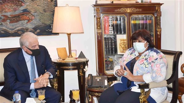 وزيرة الثقافة مع