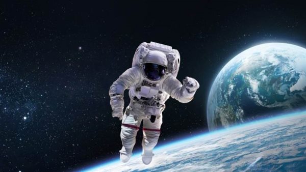 أول رائد فضاء من