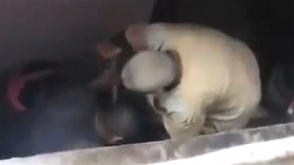 الأب أثناء الاعتداء