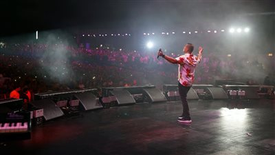 حقيقة إطلاق الأمن قنابل مسيلة للدموع على المواطنين في حفل عمرو دياب بـ الساحل 