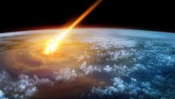 نيزك يخترق السماء