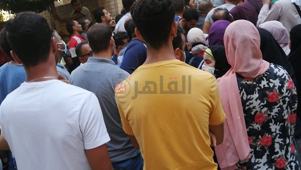 تكدس وزحام أمام مركز