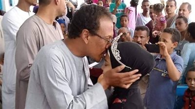 الأهالي يكرمون أبناءهم من حفظة القرآن الكريم بأسوان