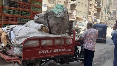 ضبط مصنعي ملابس جاهزة غير مرخصين و11 مركبة توك توك في حملة بالجيزة