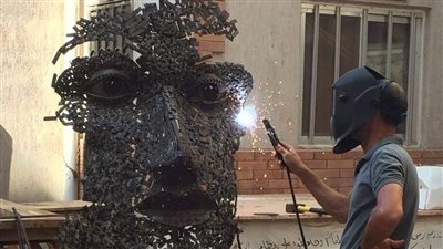 نحات العاصمة الإدارية يقترح تزيين مشروعات بورسعيد القومية بأعمال فنية