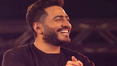 تامر حسني ممازحًا جمهوره: الراجل مظلوم وإحنا غلابة 