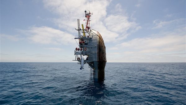 سفينة تبحر رأسيًا