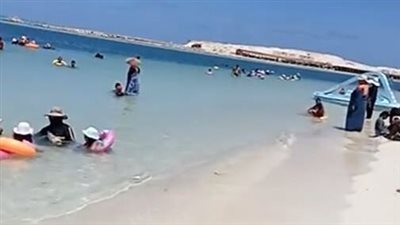 تزامنا مع إعلان نتيجة الثانوية العامة.. شواطئ مطروح تشهد زحامًا من المصطافين
