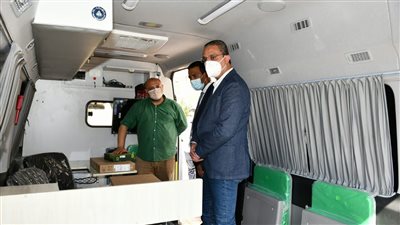 محافظ الفيوم يتفقد سيارة المركز التكنولوجي المتنقل.. ويُوجه بسرعة تدريب العاملين| صور