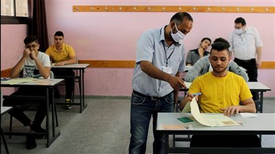 طلاب الثانوية العامة بالبحيرة ينتهون من أداء امتحان اللغة الإنجليزية