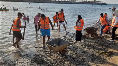تزايد المصطافين على شواطئ الغردقة وسط حملات تطهير من الصخور | صور