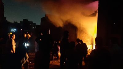 الدفع بـ 6 سيارات إطفاء للسيطرة على حريق مخزن بشبرا | صور 