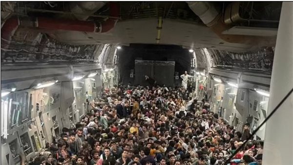 أفغانستانيون يصعدون