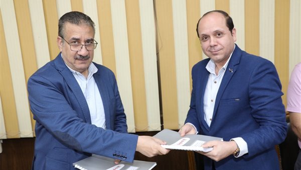 محافظ المنوفية يوقع