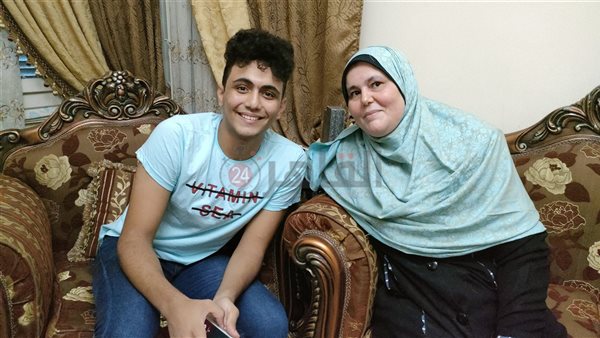 اشرف ووالدته 