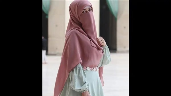 نقاب ملون - أرشيفية