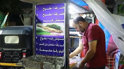 كريب الرنجة.. آخر افتكاسات مجدي ملك الأسماك المدخنة بالدرب الأحمر