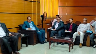 اجتماع تعليم الفيوم الطارئ بشأن متابعة التطعيم باللقاح ضد كورونا | صور