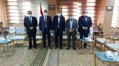 مستثمرو العاشر يُطالبون محافظ الشرقية بطرح 19.5 فدانًا للمشروعات | صور