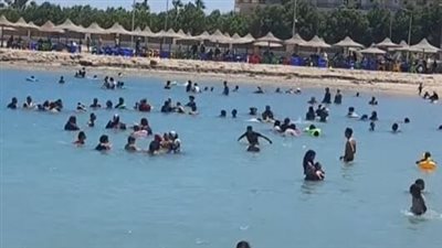 شواطئ الغردقة تشهد إقبالًا كبيرًا من المصطافين بسبب ارتفاع درجات الحرارة