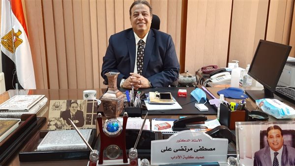 عميد كلية الآداب