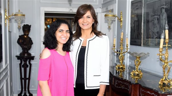 وزيرة الهجرة مع الحاصلة