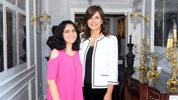 وزيرة الهجرة مع الطالبة