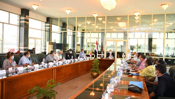 اجتماع محافظ قنا