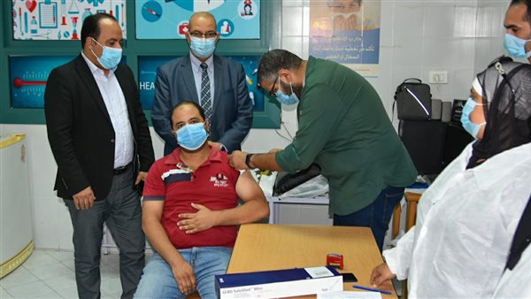 تطعيم المواطنين بلقاح