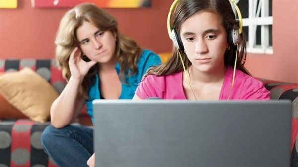 تجسس الأمهات على