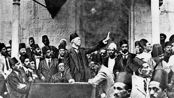 سعد زغلول يحيي الجماهير