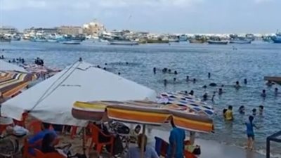 قبل ساعات من العطلة الأسبوعية.. إقبال متوسط على شاطئ أبوالعباس بالإسكندرية