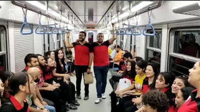 بعد وصلة ترانيم المترو.. قائد الكورال: مدتها 9 دقائق والناس فرحت بينا|صور