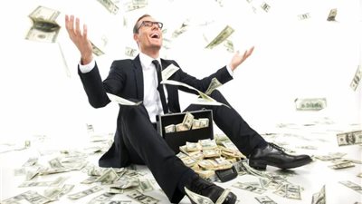 عامل روسي يتلقى رواتب زملائه بالخطأ ويرفض إعادتها.. ما القصة؟