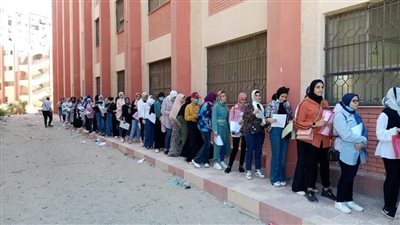 إقبال عدد كبير من الطلاب للالتحاق بمدرسة ظهر الفنية التكنولوجية المتقدمة ببورسعيد| صور