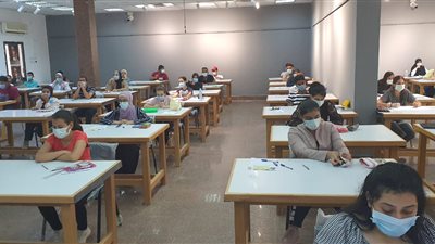 رئيس جامعة الأقصر يتابع سير اختبارات القدرات بكلية الفنون الجميلة