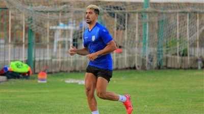 لاعب البنك الأهلي يعتذر بعد وقوفه على الكرة في مباراة المقاصة