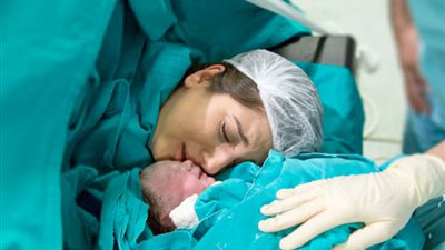 حيرة في الاختيار.. تجارب سيدات فضلن الولادة الطبيعية على القيصرية | تفاصيل