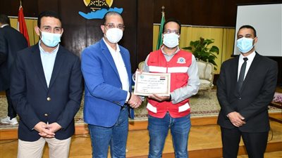 تقديرًا لجهودهم خلال جائحة كورونا.. محافظ الفيوم يُكرم الأطباء والإداريين والفنيين المتميزين