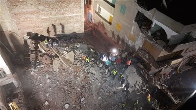 تصدع عدة منازل بمحيط العقار المُنهار بالبحيرة.. واستمرار البحث عن ضحايا