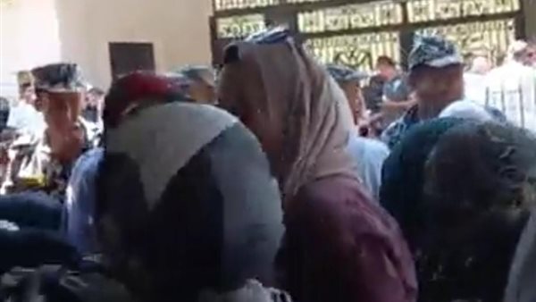 أولياء أمور يعترضون