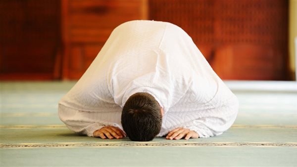 عبد يتقرب إلى ربه