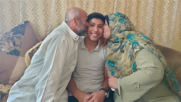 الطالب يتوسط والده