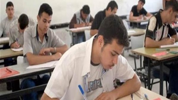 طلاب الدبومات الفنية