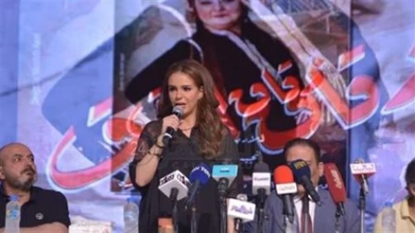 دنيا عبد العزيز