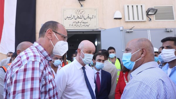 وزير النقل خلال الجولة