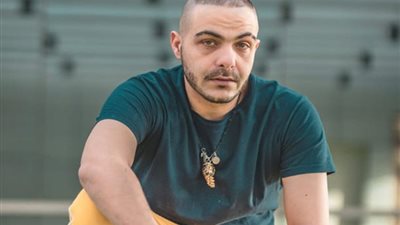  نايم على المسرح.. ظهور غريب لمطرب الراب أبيوسف في حفله الأخير | فيديو