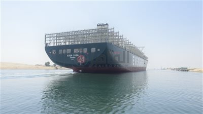 بينها إيفرجيفين.. قناة السويس تشهد عبور 62 سفينة بحمولات 3.5 مليون طن │ صور