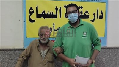 بعد إصراره على الرجوع للشارع.. أطفال وكبار بلا مأوى يعيد مسنًا لدار رعاية