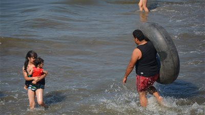 إطار السيارات القديمة.. عوامة الغلابة على شاطئ بورسعيد | صور